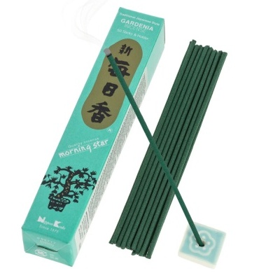 Incenso em pau Gardenia Morning Star com caixa verde e suporte cerâmico azul claro