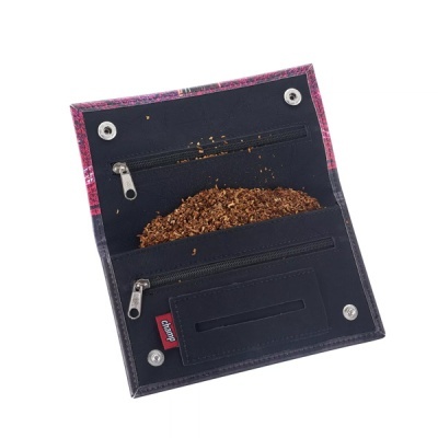 Carteira ou porta-tabaco em tecido preto e rosa com zíperes e fecho de botão contendo tabaco.