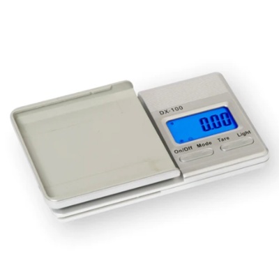 Balança digital branca DX-100 com visor azul e botões em fundo branco