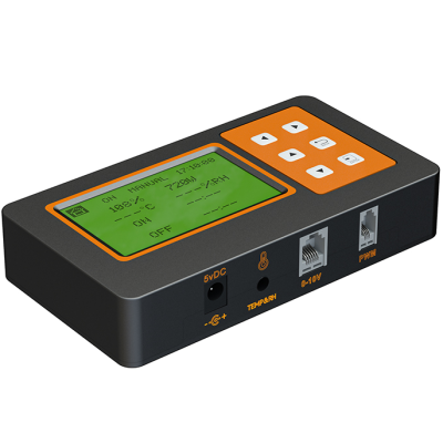 Controlador eletrónico retangular com ecrã digital e botões numa superfície preta e laranja