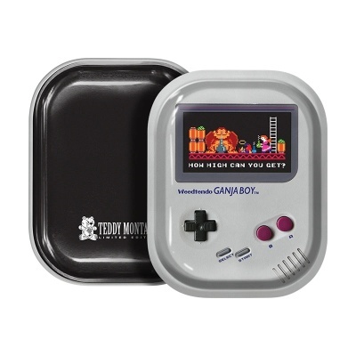 tabuleiro metálico em forma de consola de videojogos retro com texto Weedtendo GANJA BOY e HOW HIGH CAN YOU GET?