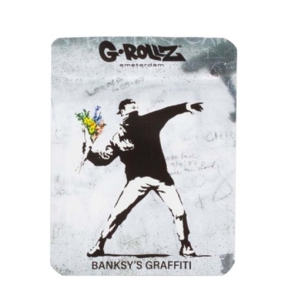 Tabuleiro com graffiti de Banksy mostrando figura a lançar flores coloridas