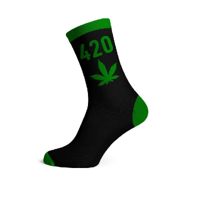Meia preta com números verdes 420 e folha de cânhamo verde