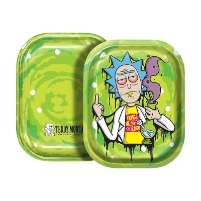 Dois tabuleiros metálicos verdes com padrão em espiral e personagem de desenho animado