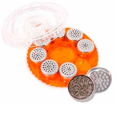 Conjunto raladores metálicos com base laranja e tampa transparente.
