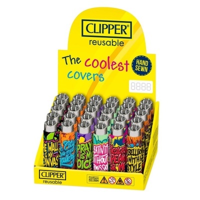 Expositor amarelo com isqueiros Clipper reutilizáveis coloridos com frases em inglês