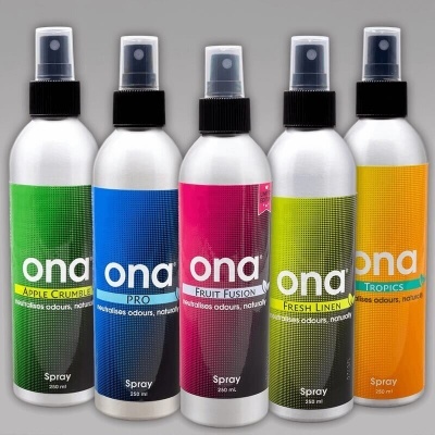 Cinco frascos de spray ona com diferentes etiquetas coloridas e aromas diversos