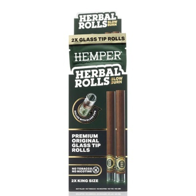 Embalagem verde escura com 2 cigarros de ponta de vidro e textos HERBAL ROLLS e HEMPER