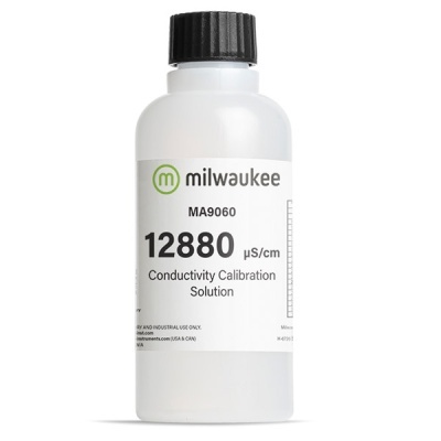 Frasco branco de solução de calibração milwaukee com etiqueta e tampa preta