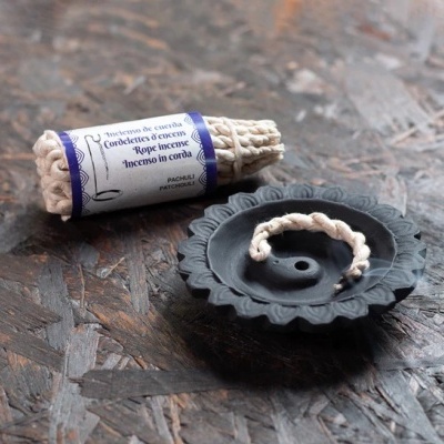 Rolo de incenso em corda bege com suporte preto para incenso