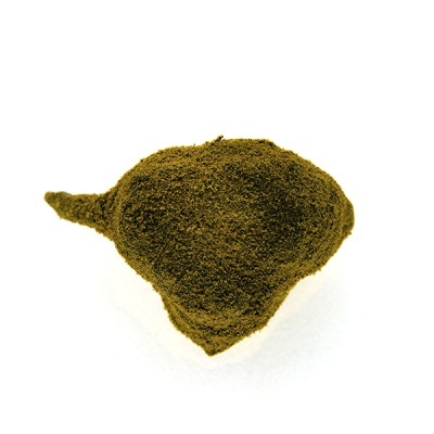 Pó verde escuro fino e granuloso em fundo branco