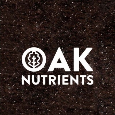 Logótipo branco OAK NUTRIENTS sobre terra escura com grãos