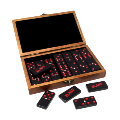 Conjunto de dominós pretos com pontos vermelhos em caixa de madeira aberta