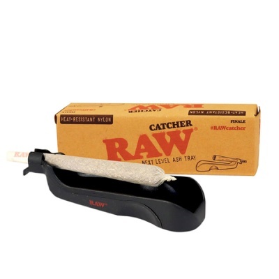 Cinzeiro RAW Catcher preto com cigarro e embalagem castanha ao fundo