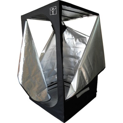 Tenda de cultivo preta com interior prateado e entrada com abas abertas