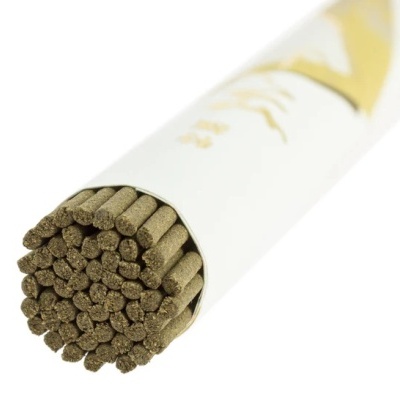 Pacote branco com varetas castanhas granuladas dentro