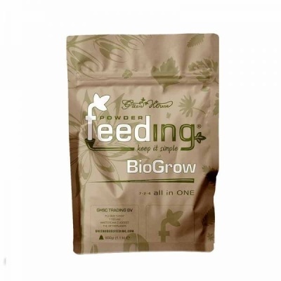 Embalagem bege de pó para alimentação de plantas BioGrow com texto e detalhes florais verdes