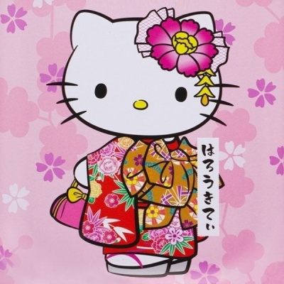Desenho da personagem Hello Kitty em quimono tradicional japonês com padrões florais e texto japonês ao lado