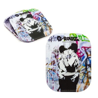 Bases para copos com graffiti e polícias a beijar-se