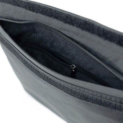 Bolsa preta retangular com fecho de correr e interior forrado com padrão da marca Arte