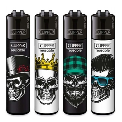 Quatro isqueiros Clipper reutilizáveis com designs de crânios e acessórios distintos