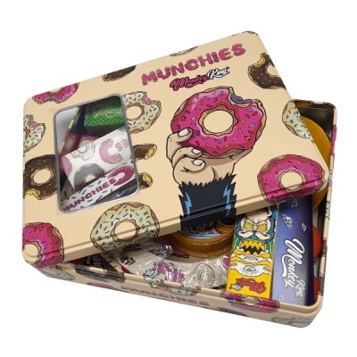 Caixa de metal decorada com donuts e texto MUNCHIES Monkey King parcialmente aberta com acessórios