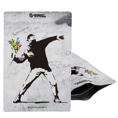 Embalagem metálica com arte gráfica de Banksy de figura humana lançando ramo de flores coloridas