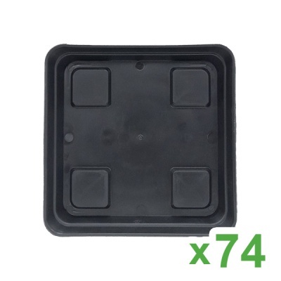 Base quadrada preta de plástico com quatro ressaltos e texto x74 verde