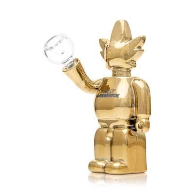 Figura dourada bearbrick com peça de vidro na mão