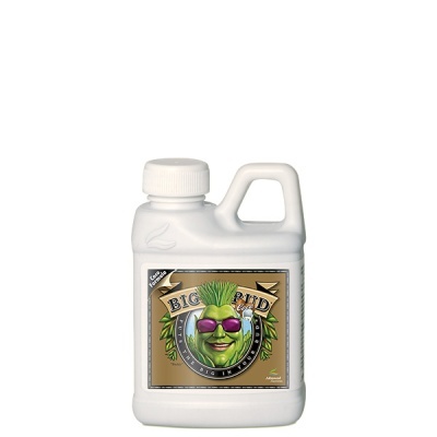 Frasco branco com etiqueta colorida e rosto verde com óculos
