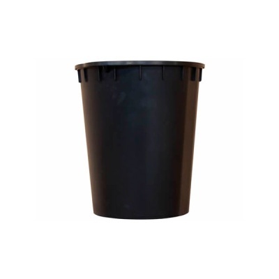 Balde preto de plástico com borda reforçada sobre fundo branco