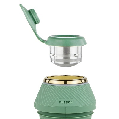 Vaporizador portátil verde PUFFCO com tampa aberta e detalhe dourado