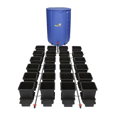 Sistema de irrigação com reservatório azul e vasos quadrados pretos ligados.
