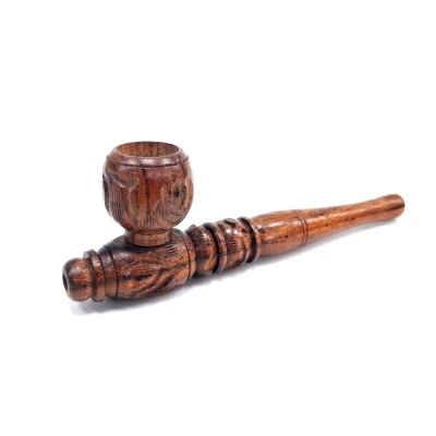 Cachimbo de madeira castanho esculpido