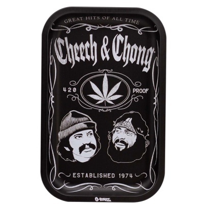 Tabuleiro preto com desenhos e textos brancos de Cheech & Chong e folha de cannabis