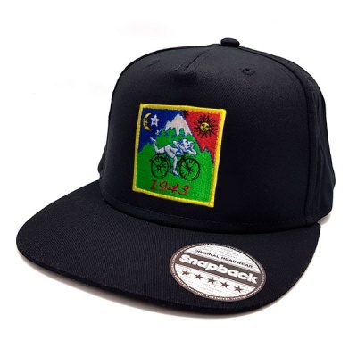 Boné preto snapback com emblema colorido bordado e etiqueta redonda Snapback na aba