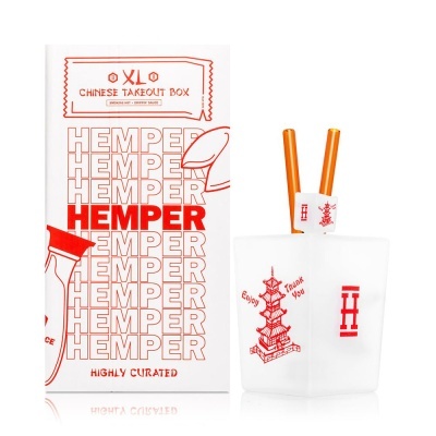 Caixa de takeout chinesa branca e caixa semelhante com ilustração e pauzinhos laranja
