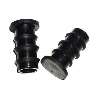 Tubos cilíndricos pretos de plástico com anéis salientes e base circular