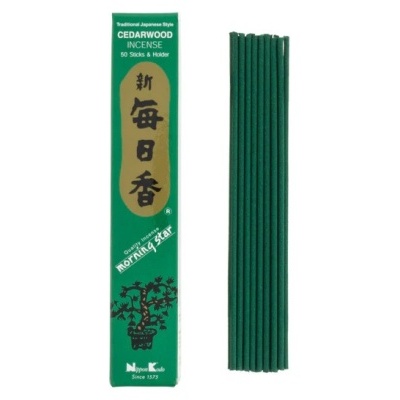 Caixa verde de incenso de cedro tradicional japonês com 50 varetas verdes ao lado.