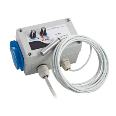 Dispositivo electrónico cinzento com botões, tomada azul e cabo branco enrolado com sensor metálico