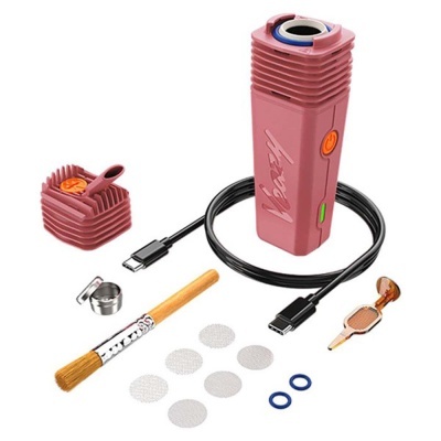 Kit de vaporizador elétrico vermelho com acessórios variados sobre fundo branco