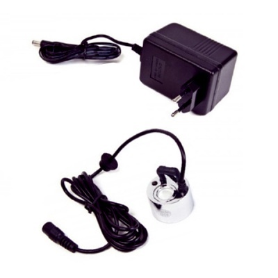 Adaptador de energia preto com cabo e suporte metálico prateado