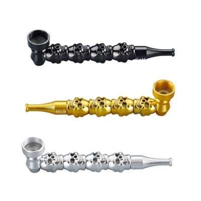 Três cachimbos metálicos de cores preto, dourado e prateado com detalhes de caveiras