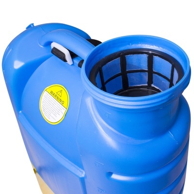 Recipiente azul de plástico com filtro interno e etiqueta amarela de aviso