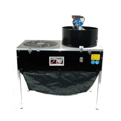 Máquina industrial preta e prata com ventilador e motor azul e saco de recolha preto