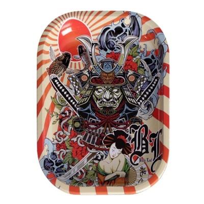Tabuleiro de metal com ilustração de samurai, peixes, flores e mulher oriental