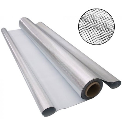 Rolo de material refletor prateado com padrão em relevo quadrado