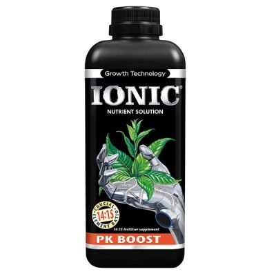 frasco preto de suplemento fertilizante IONIC Nutrient Solution PK BOOST com mão robótica e plantas verdes