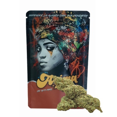 Pacote preto e vermelho com rosto feminino colorido, texto e dois cachos de cannabis verdes claros em frente.