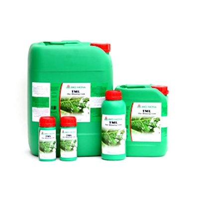 Recipientes verdes com tampas vermelhas e etiquetas de produtos agrícolas